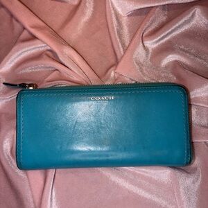 Vintage Authentic Coach Teal Leather Zip Wallet | 4” x 8” 🩵